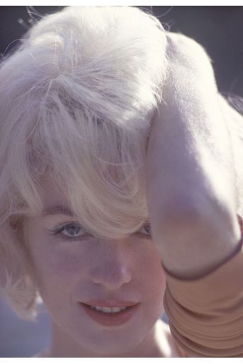 Marilyn Monroe, une main dans les cheveux