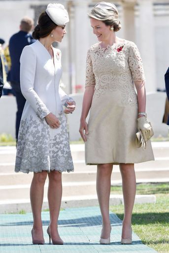 La Duchesse Kate de Cambridge et la reine Mathilde de Belgique lors de la visite du cimetière dit de Tyne Cot, en Belgique.