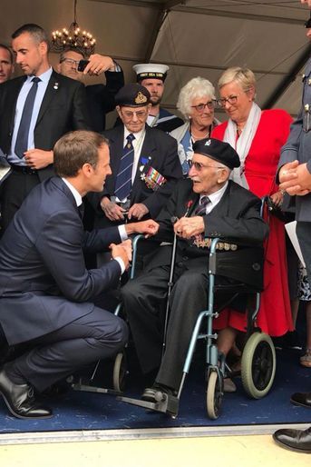 Emmanuel Macron salue le vétéran britannique John Jenkins.