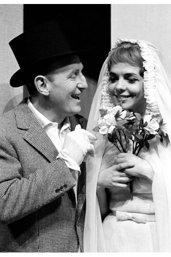 1962 : Bourvil avec sa partenaire Pierrette Bruno (dont on dit qu&#039;elle fut sa maîtresse), lors de sa tournée pour la pièce “La bonne planque”.