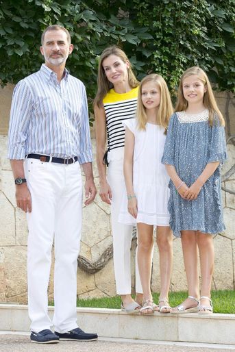 Les princesses Leonor et Sofia avec le roi Felipe VI et la reine Letizia d&#039;Espagne à Palma de Majorque le 31 juillet 2017