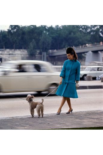 1964. A Paris, sur un quai au bord de la Seine.