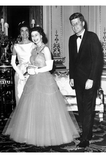 La reine Elizabeth II avec le président des Etats-Unis John Fitzgerald Kennedy à Buckingham Palace, le 5 juin 1961