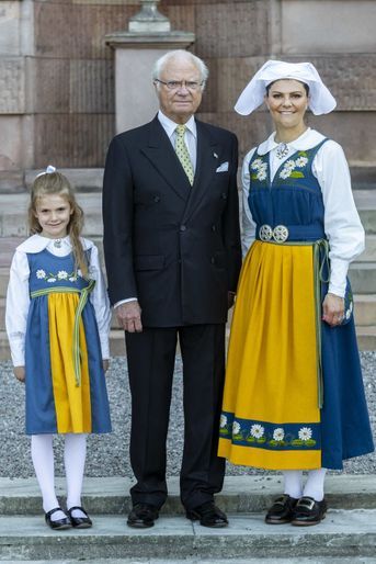 Le roi Carl XVI Gustaf de Suède et ses deux héritières les princesses Victoria et Estelle à Stockholm, le 6 juin 2019