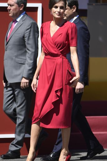 La reine Letizia d'Espagne dans une robe d’Ana Cherubina à Séville, le 1er juin 2019