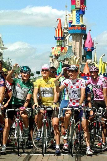 27 juillet 1997, pour sa dernière étape le Tour de France 1997 part de Disneyland Paris. Au premier plan, Erik Zabel (vert), Jan Ullrich (jaune) et Richard Virenque (à pois).