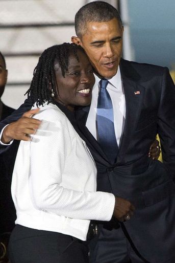 Barack Obama embrasse sa demi-soeur Auma sur le tarmac de l'aéroport