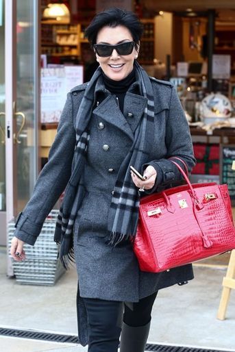 Birkin Croco à la main, Kris Jenner, la mère de Kim Kardashian, fait les boutiques avec son ex-mari, Bruce Jenner, en décembre 2012.