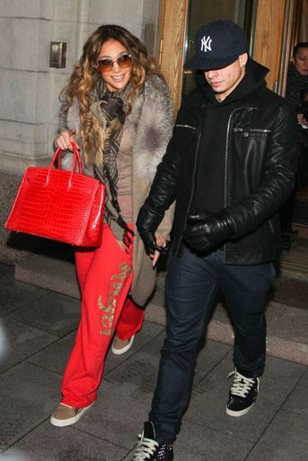 Jennifer Lopez and son petit ami de l&#039;époque, Casper Smart, à Stockholm en novembre 2012. Elle a un Birkin Croco de la Maison Hermès.