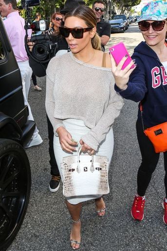 Kim Kardashian arrive à un anniversaire avec son sac Birkin Croco blanc le 11 janvier 2014.