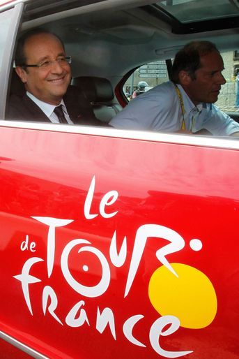 20 juillet 2012, le nouveau président Francois Hollande suit l&#039;étape entre Blagnac et Brive-La-Gaillarde dans la voiture du directeur du Tour, Christian Prudhomme. 