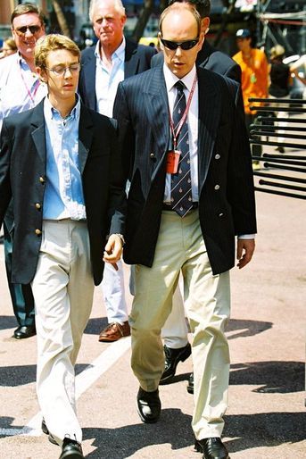 Accompagné du prince Albert de Monaco, Pierre se rend au Grand Prix de Monaco, 2001. 
