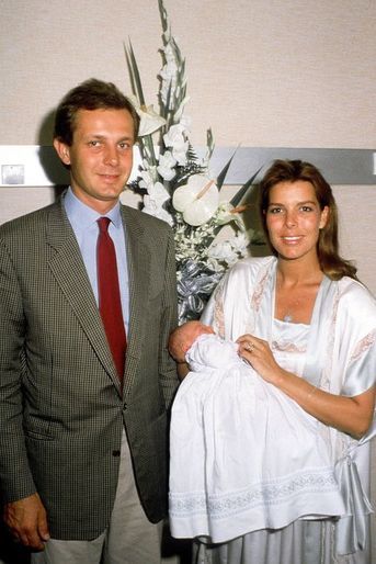 Caroline de Monaco et Stephano présentent leur enfant, Pierre, au monde entier, septembre 1987. 