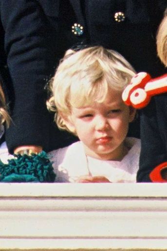 Fête nationale monégasque le 19 novembre 1989, Pierre est au balcon. Le petit garçon, tout blondinet, a deux ans.