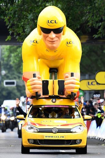 Un véhicule LCL, sponsor du maillot jaune, à Dusseldorf.  