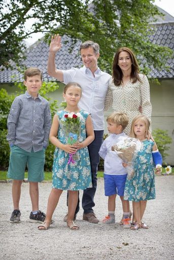 Le prince Frederik, la princesse Mary et leurs enfants à une parade de chevaux à Grasten, Danemark, le 19 juillet 2015