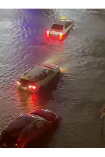 &quot;Ne conduisez pas sur des routes inondées. On ne sait rien de la profondeur et c&#039;est trop dangereux. Faites demi-tour et ne vous noyez pas !&quot;, a exhorté le service météo.