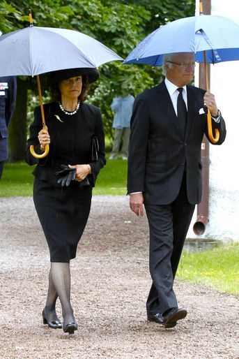 La reine Silvia et le roi Carl XVI Gustaf de Suède aux obsèques de la comtesse Alice Trolle-Wachtmeister à Trolle-Ljungby, le 12 juillet 2017