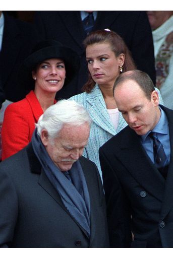 Albert et Rainier, suivis de Caroline et Stéphanie, aux célébrations des 700 ans de règne des Grimaldi à Monaco, en janvier 1997