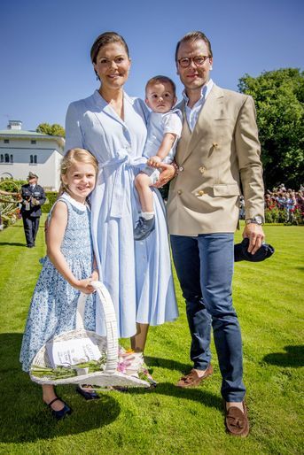 Victoria de Suède, son mari Daniel et leurs enfants Estelle et Oscar sur l&#039;île d&#039;Öland, le 15 juillet 2017.