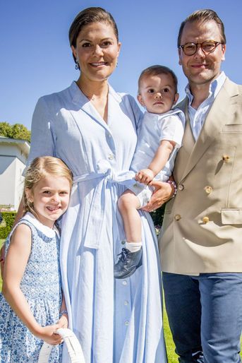 Victoria de Suède, son mari Daniel et leurs enfants Estelle et Oscar sur l'île d'Öland, le 15 juillet 2017.