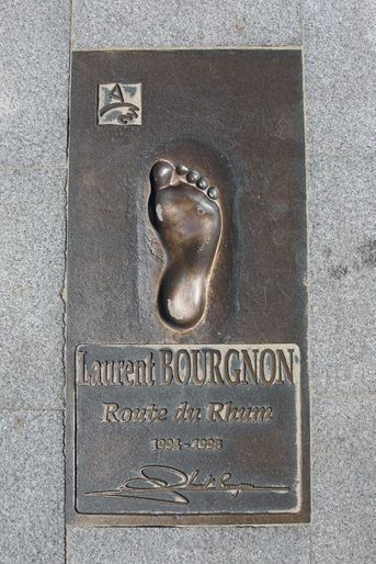 L'empreinte du pied de Laurent Bourgnon sur la jetée d'Arcachon
