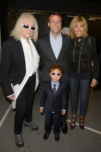 Michel Polnareff avec son fils Louka aux côtés d'Emmanuel et Brigitte Macron en mai 2016.