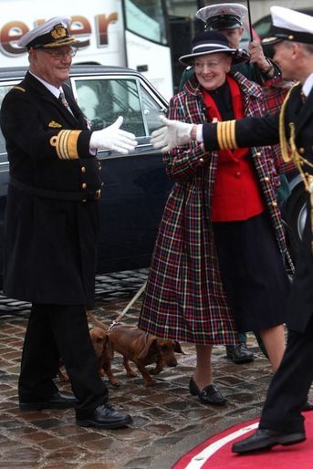 La reine Margrethe II de Danemark et le prince Henrik vont embarquer sur le yacht royal à Copenhague, le 5 mai 2015