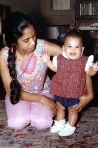 Kamala Harris bébé avec sa mère Shyamala Gopalan.