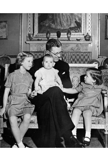 La princesse Margrethe de Danemark avec ses soeurs et leur grand-père maternel, le prince héritier Gustaf Adolf de Suède, le 21 avril 1947