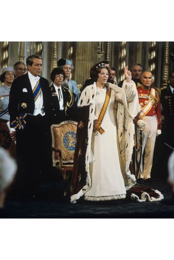 La reine Beatrix des Pays-Bas prête serment, lors de son intronisation à Amsterdam le 30 avril 1980