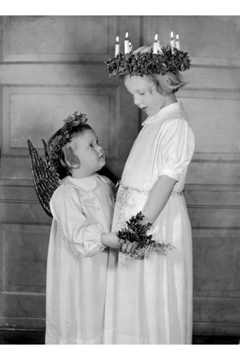 La princesse Margrethe de Danemark avec la princesse Benedikte, le 28 décembre 1946