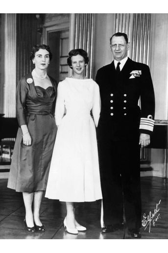 La princesse Margrethe de Danemark avec ses parents le jour de sa confirmation, le 1er avril 1955