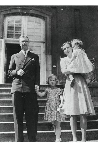 La princesse Margrethe de Danemark avec la princesse Benedikte, leur mère le princesse Ingrid et leur grand-père maternel, le prince héritier Gustaf Adolf de Suède, le 18 mai 1945