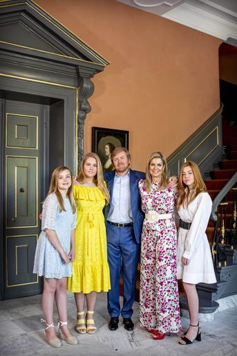 La reine Maxima et le roi Willem-Alexander des Pays-Bas avec leurs filles, le 27 avril 2020 au palais Huis ten Bosch à La Haye