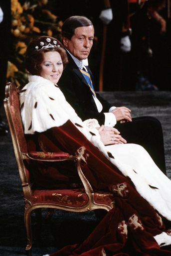 La reine Beatrix des Pays-Bas avec son époux le prince Claus, lors de son intronisation à Amsterdam le 30 avril 1980