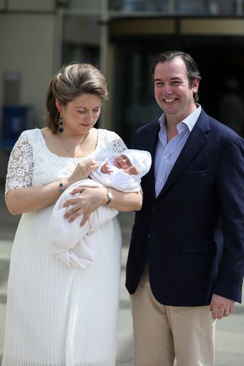 La princesse Stéphanie et le prince Guillaume de Luxembourg avec leur fils, le prince Charles, à Luxembourg le 13 mai 2020