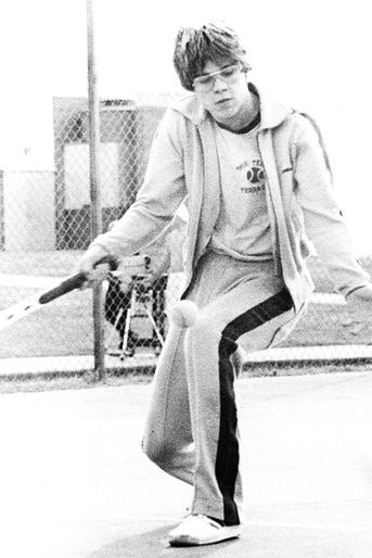 Brad Pitt, en train de faire du tennis à Kickapoo High School, dans le Missouri, en 1981