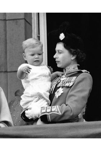 Le prince Andrew avec sa mère la reine Elizabeth II, le 10 juin 1961