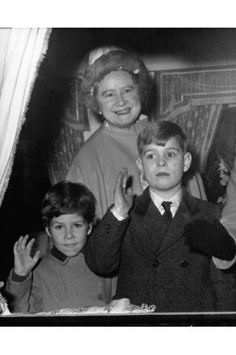 Le prince Andrew avec sa grand-mère la Queen Mum et son cousin David Armstrong-Jones, le 29 décembre 1967