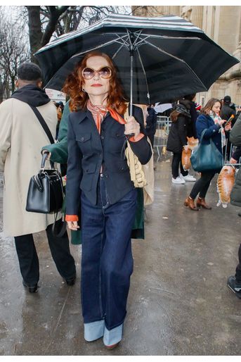 Isabelle Huppert arrive au défilé Chloé lors de la fashion week de Paris, le 27 février 2020.