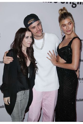 Justin et Hailey Bieber avec la mère du chanteur, Pattie Mallette, à l'avant-première du documentaire «Justin Bieber : Seasons» à Los Angeles le 27 janvier 2020 
