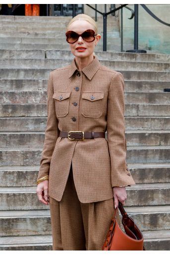 Kate Bosworth arrive au défilé Chloé lors de la fashion week de Paris, le 27 février 2020.