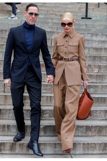 ﻿Kate Bosworth﻿ et son mari Michael Polish arrivent au défilé Chloé lors de la fashion week de Paris, le 27 février 2020.