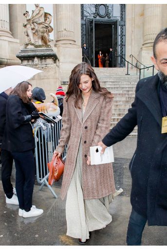 Katie Holmes arrive au défilé Chloé lors de la fashion week de Paris, le 27 février 2020.