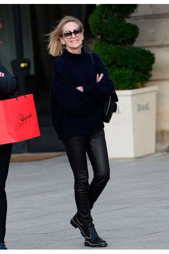 Sharon Stone s&#039;offre une virée shopping chez Saint Laurent, Schiaparelli, et Stephane Rolland le 28 janvier 2020, après avoir déjeuné au Cafe Pouchkine. 