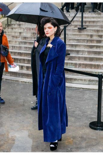 Soko arrive au défilé Chloé lors de la fashion week de Paris, le 27 février 2020.