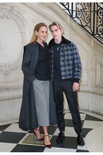Uma Thurman et son fils Levon Thurman Hawke lors du défilé Dior Haute Couture printemps-été 2020, qui a eu lieu au Musée Rodin lundi 20 janvier 2020. 