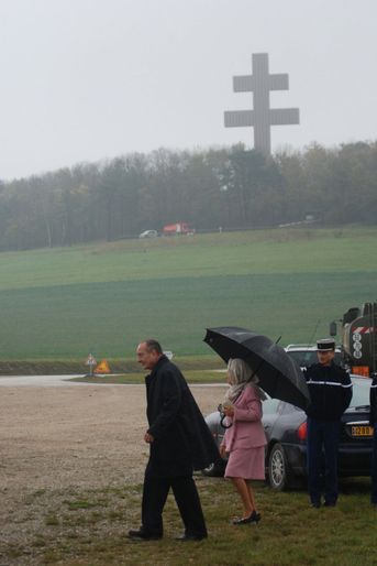 9 novembre 2006. Jacques et Bernadette Chirac à Colombey-les-Deux-Eglises, en Haute-Marne, pour célébrer le 36ème anniversaire de la mort du général de Gaulle et pour poser la première pierre du mémorial. Au fond, la croix de Lorraine.