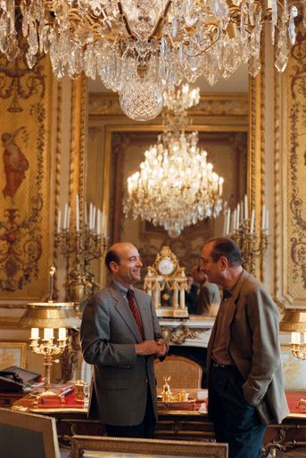 27 avril 1996. Alain Juppé est reçu à l'Elysée par Jacques Chirac : les deux hommes conversant dans le bureau du chef de l'Etat.